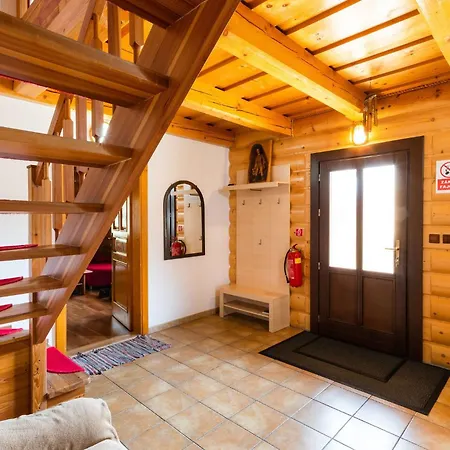 Drevenica U Petra Apartment